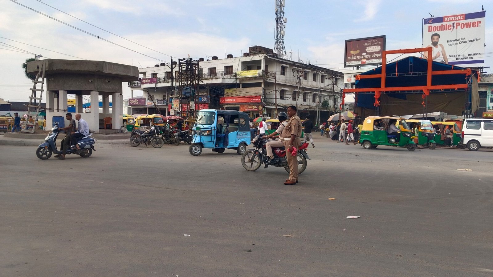 चंदौली यातायात पुलिस ने चलाया वाहनों के खिलाफ जबरदस्त अभियान, बिना हेलमेट बाइक सवारों का किया चालान