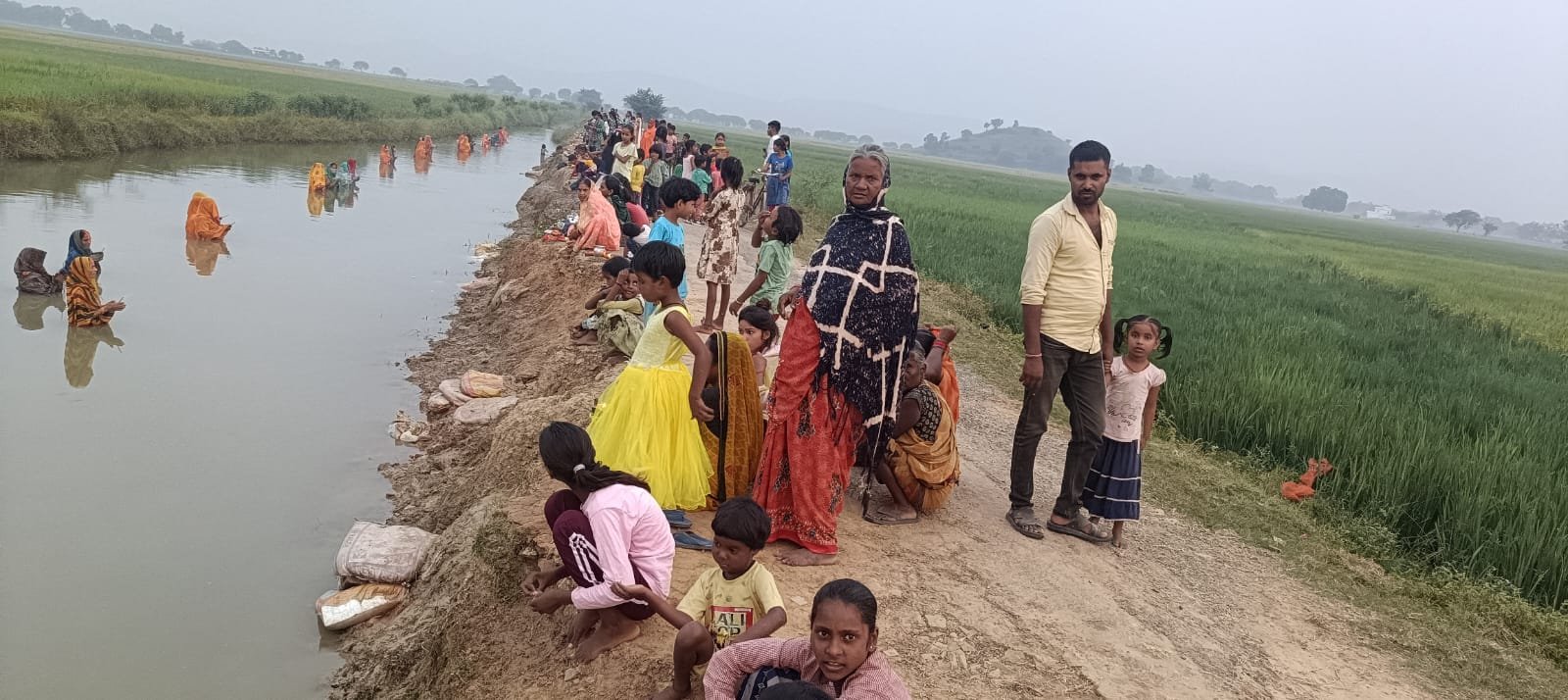 आस्था की राह में अव्यवस्था, छठ घाटों पर गंदगी से व्रतियों में आक्रोश