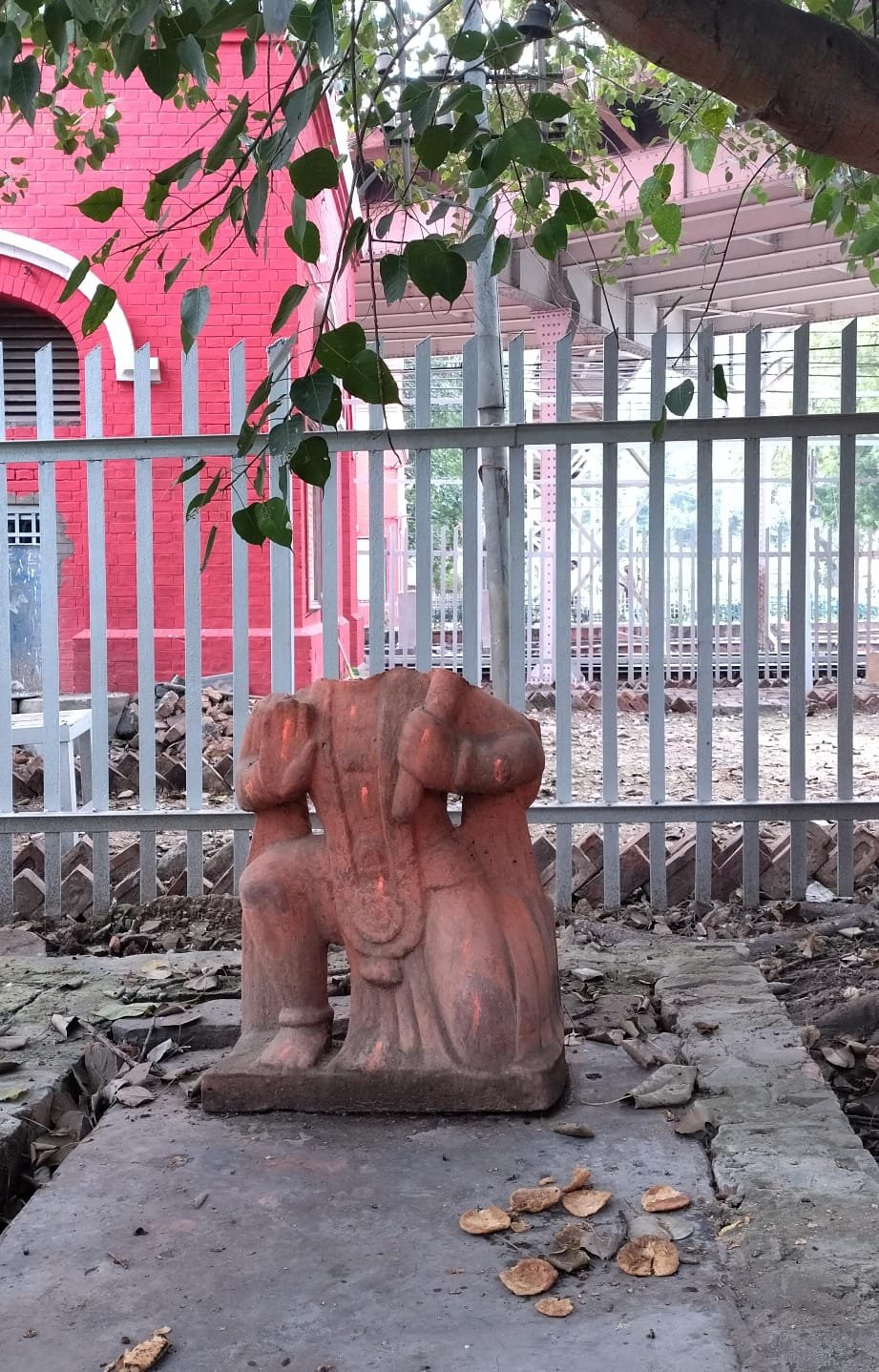 काशी: रेलवे ट्रैक किनारे टूटी हनुमान प्रतिमा बनी चर्चा का विषय, दिन भर लगा रहता है नशेड़ियों का जमावड़ा