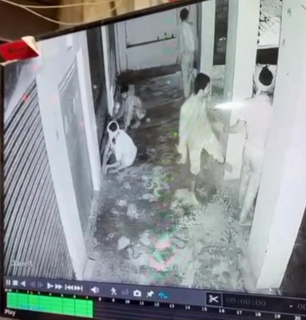 ठंड बढ़ते ही चोर सक्रिय, वाराणसी के सारनाथ इलाके में ज्वेलर्स दुकान का तोड़ा शटर, पड़ोसी की नींद खुलने से टल गई चोरी की वारदात. सीसीटीवी में कैद हुई वारदात