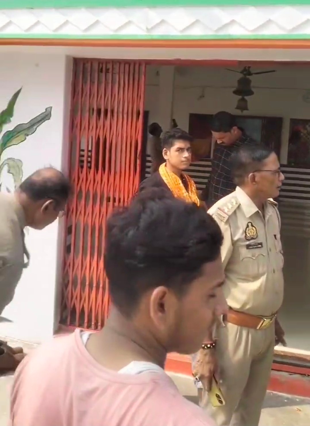 गोधना गांव के ब्रह्म बाबा मंदिर से घंटे और नकदी ले उड़े चोर, CCTV कैमरा भी उखाड़ ले गए चोर