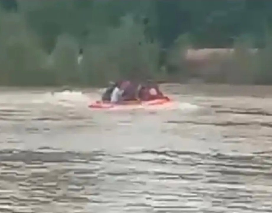 छठ पूजा में बड़ा हादसा: कोदोचक में नाव पलटी, तीन युवक लापता, खोजबीन जारी