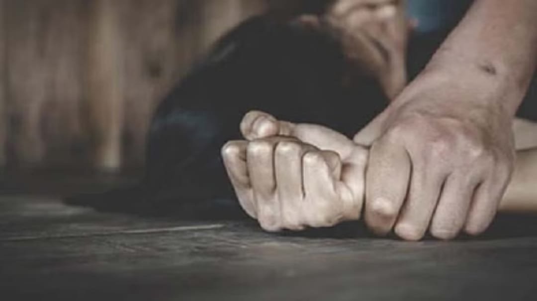 खेत में शौच को गई युवती से दुष्कर्म का प्रयास, आरोपी फरार, FIR दर्ज