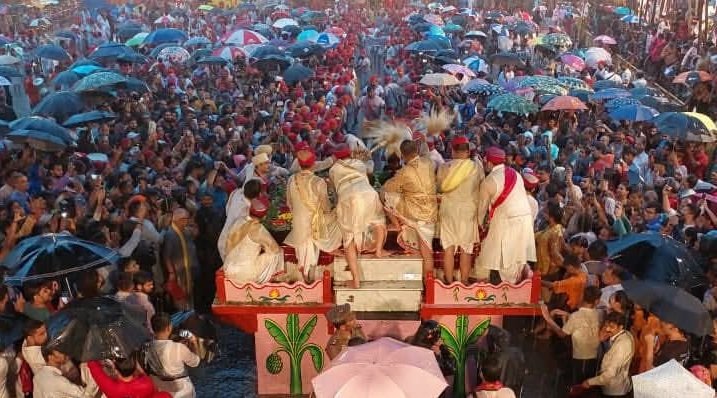 बनारस में भारी बारिश के बीच विश्व प्रसिद्ध भरत मिलाप हुआ संपन्न, बारिश में भीगते हुए पहुंचे हज़ारों श्रद्धालु