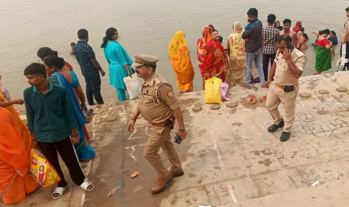 गाजीपुर के गहमर इलाके में गंगा स्नान के दौरान बालिका समेत दो डूबे, एक का शव बरामद, दूसरे की तालाश जारी