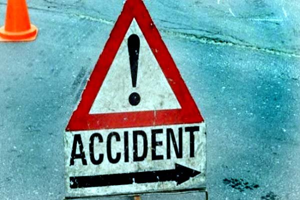 धानापुर इलाके में सड़क हादसा: तीन लोग हुए घायल, दो को जिला अस्पताल किया गया रेफर, गांव के बाहर टहलते समय बाइक सवार ने मारी टक्कर