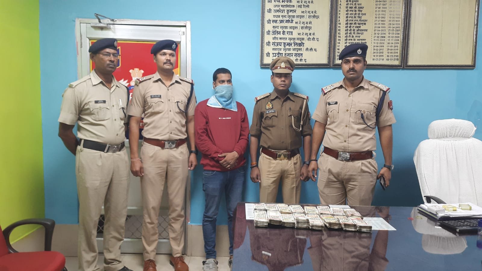 डीडीयू जंक्शन पर 16 लाख रुपये के साथ पकड़ा गया हवाला सिंडिकेट के लिए काम करने वाला कोरियर बॉय, बिहार चुनाव कनेक्शन की जांच में जुटी एजेंसियां- जाने क्या है पूरा मामला….