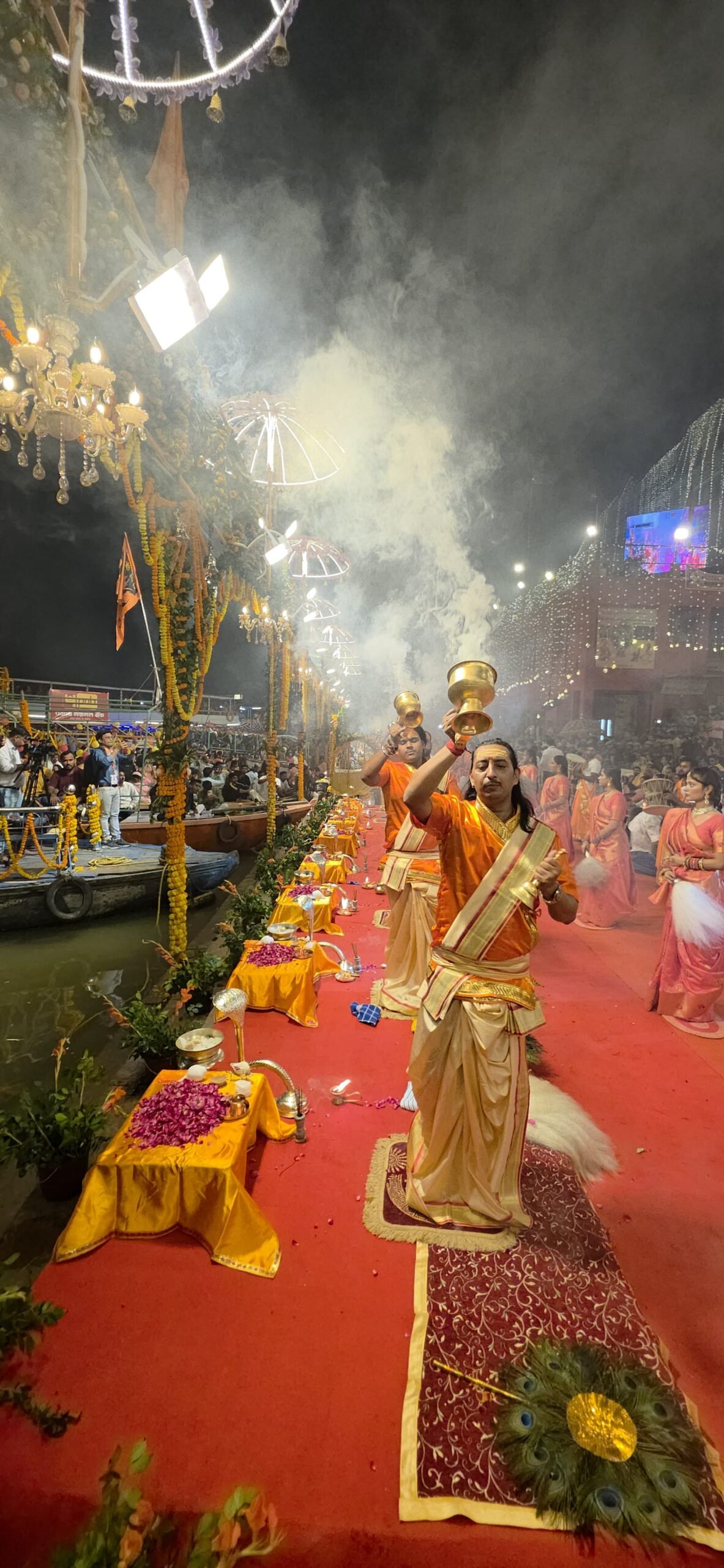 गंगा आरती की गूंज और दीपों की ज्योति से झिलमिलाया प्राचीन दशाश्वमेध घाट, देव दीपावली बनी अद्भुत दृश्यावली