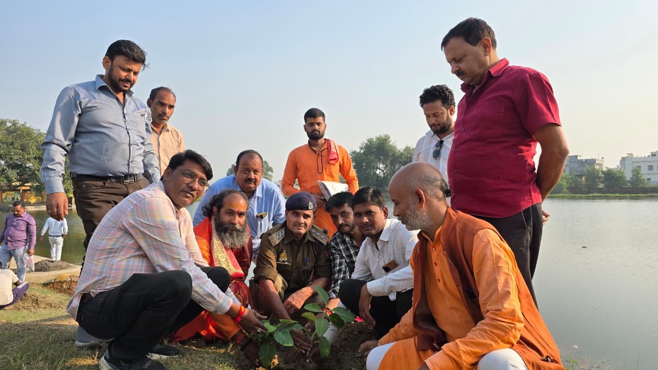 दीनदयाल नगर में 21 पौधे लगाकर लिया पर्यावरण संरक्षण का संकल्प, राष्ट्रीय गीत “वंदे मातरम” के 150 वर्ष पूरे होने के उपलक्ष्य में कार्यक्रम का हुआ था आयोजन