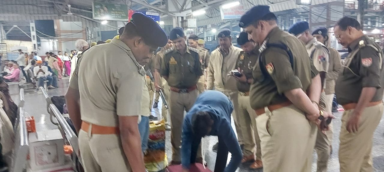 दिल्ली धमाका के बाद चंदौली में हाई अलर्ट: पीडीडीयू रेलवे स्टेशन पर चलाया गया चेकिंग अभियान