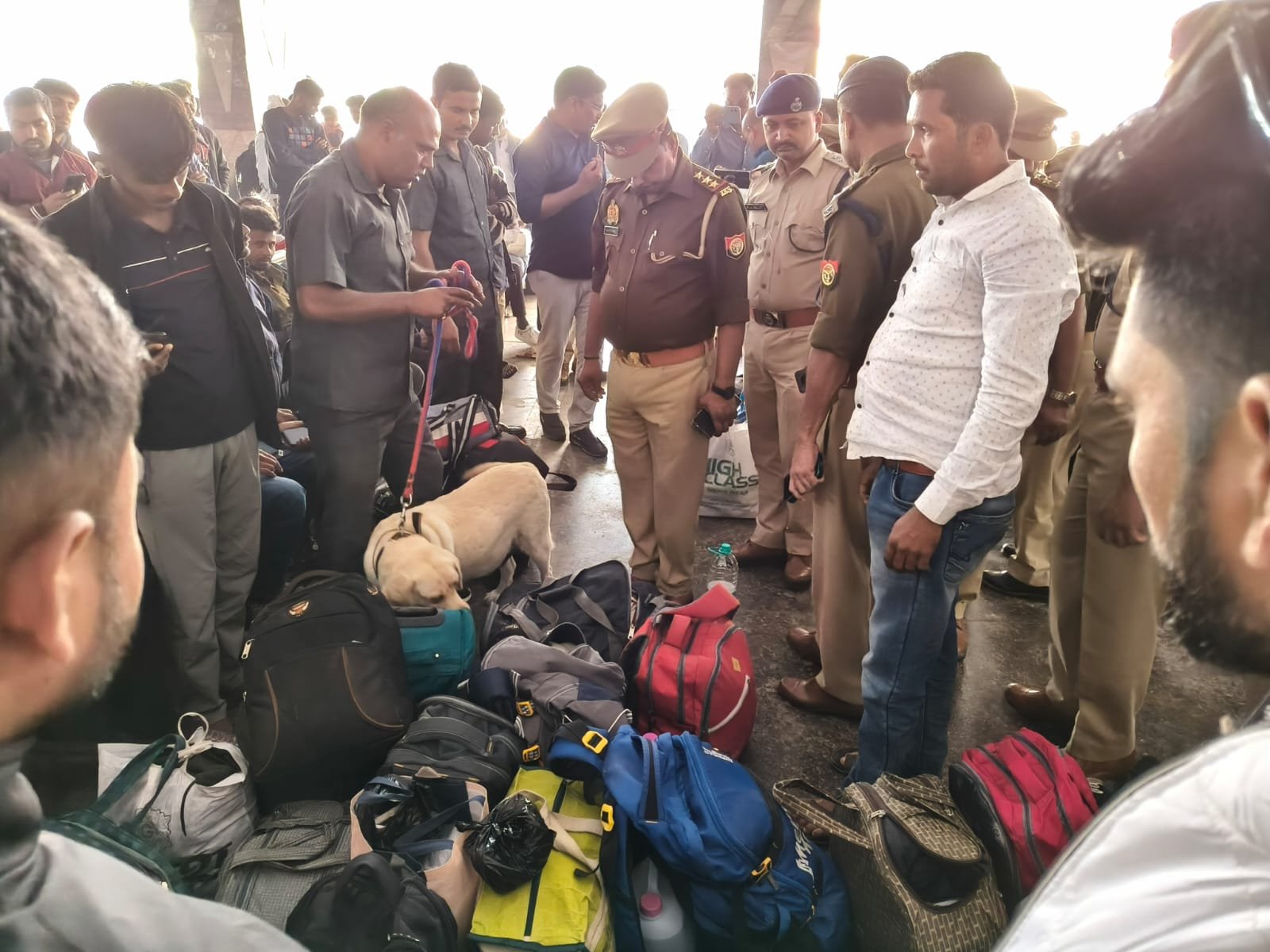 दिल्ली विस्फोट के बाद चंदौली में हाई अलर्ट: चंदौली SP ने स्टेशन परिसर में की सघन चेकिंग