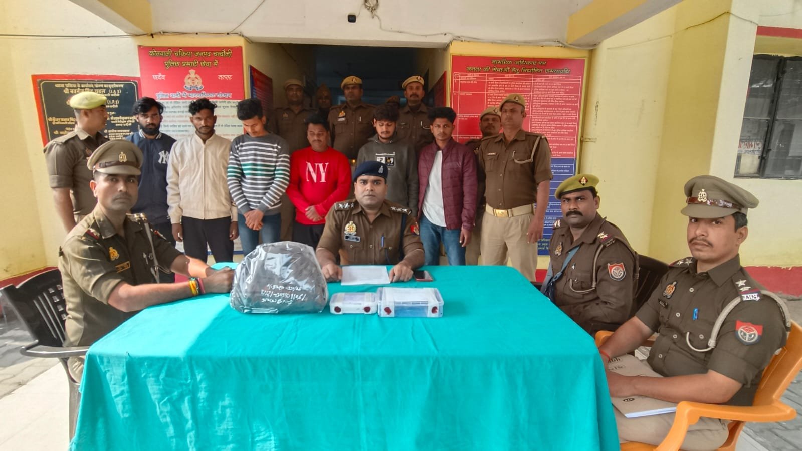 चकिया में लूट कांड का खुलासा: गिरोह के सरगना समेत छह को दबोचा, तमंचा, दो बाइक और कैश बरामद, चकिया पुलिस और एसओजी टीम को मिली सफलता