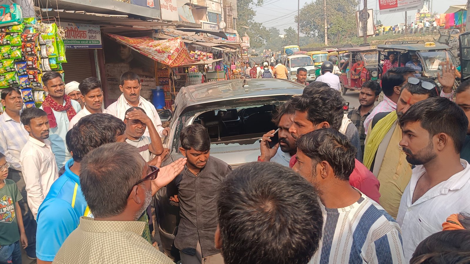 नगर पालिका की कूड़ा गाड़ी ने खड़ी कार में मारी टक्कर, कार का पिछला शीशा टूटा, बाल-बाल बचे कार सवार दंपत्ति