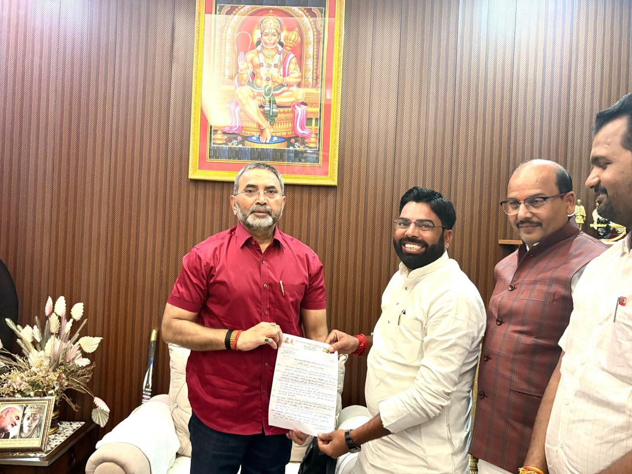 सेवड़ी-हुदहुदीपुर ग्राम प्रधान ने पूर्व MLC को दिया पत्रक, गांव में विकास के लिए मांगी योजना, पूर्व MLC ने दिया आश्वशन