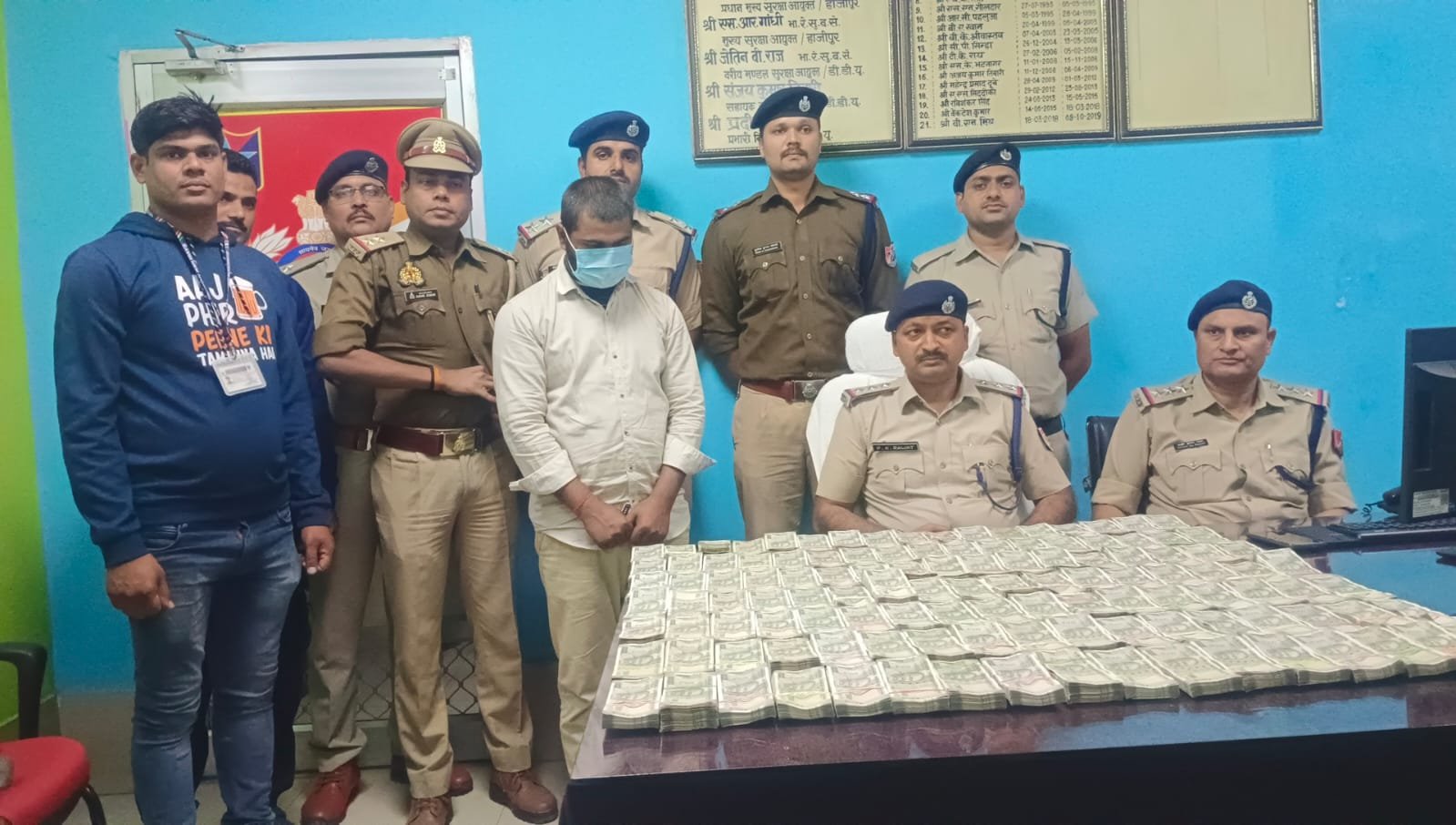 60 लाख नकदी के साथ युवक गिरफ्तारः DDU जंक्शन पर रुपए से भरे बैग के साथ पकड़ा गया युवक, हवाला कारोबार और आभूषणों की खरीद-फरोख्त में पैसा खपाने की आशंका