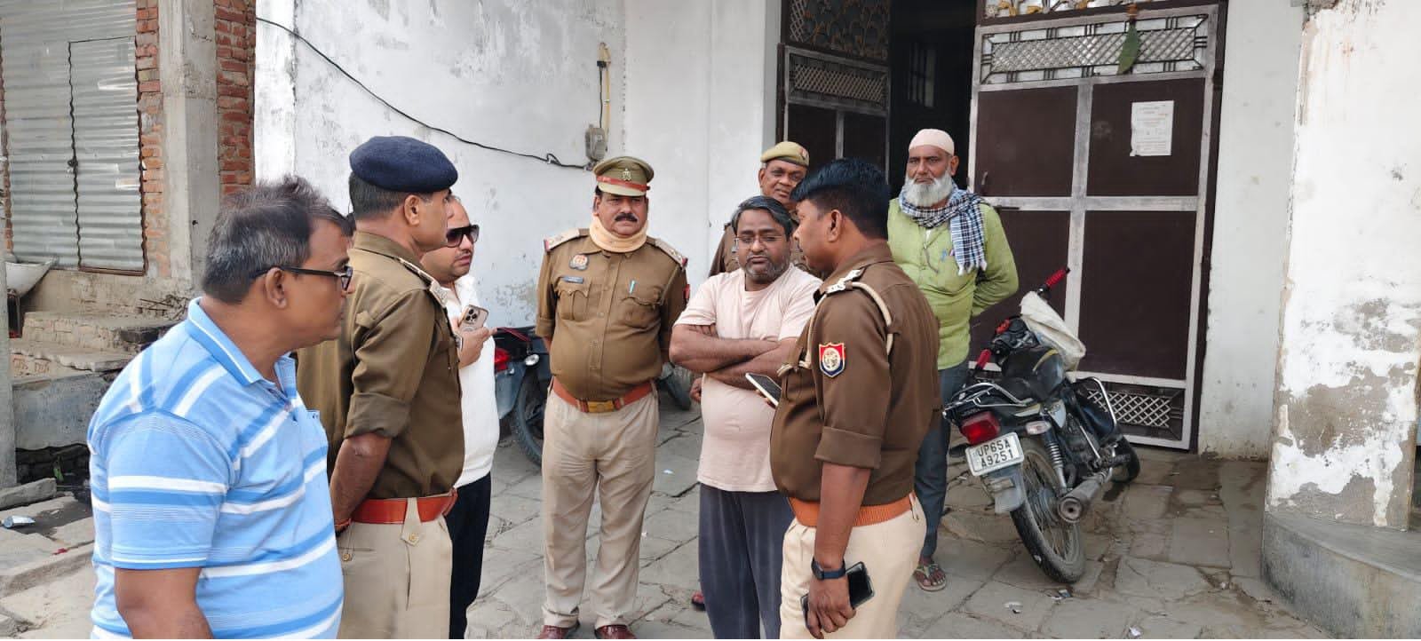 मुगलसराय इलाके के पटाखा दुकानों की हुई जांच-पड़ताल, सीओ ने कहा- संदिग्ध वस्तु दिखती है तो डायल 112 पर दें सूचना