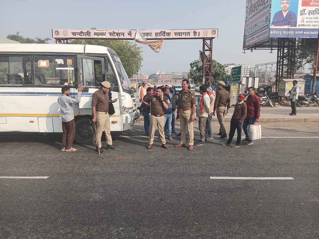 Chandauli News : एसपी आदित्य लांघे के निर्देश पर सुबह-सुबह सड़कों पर उतरी चंदौली पुलिस, मचा हड़कंप