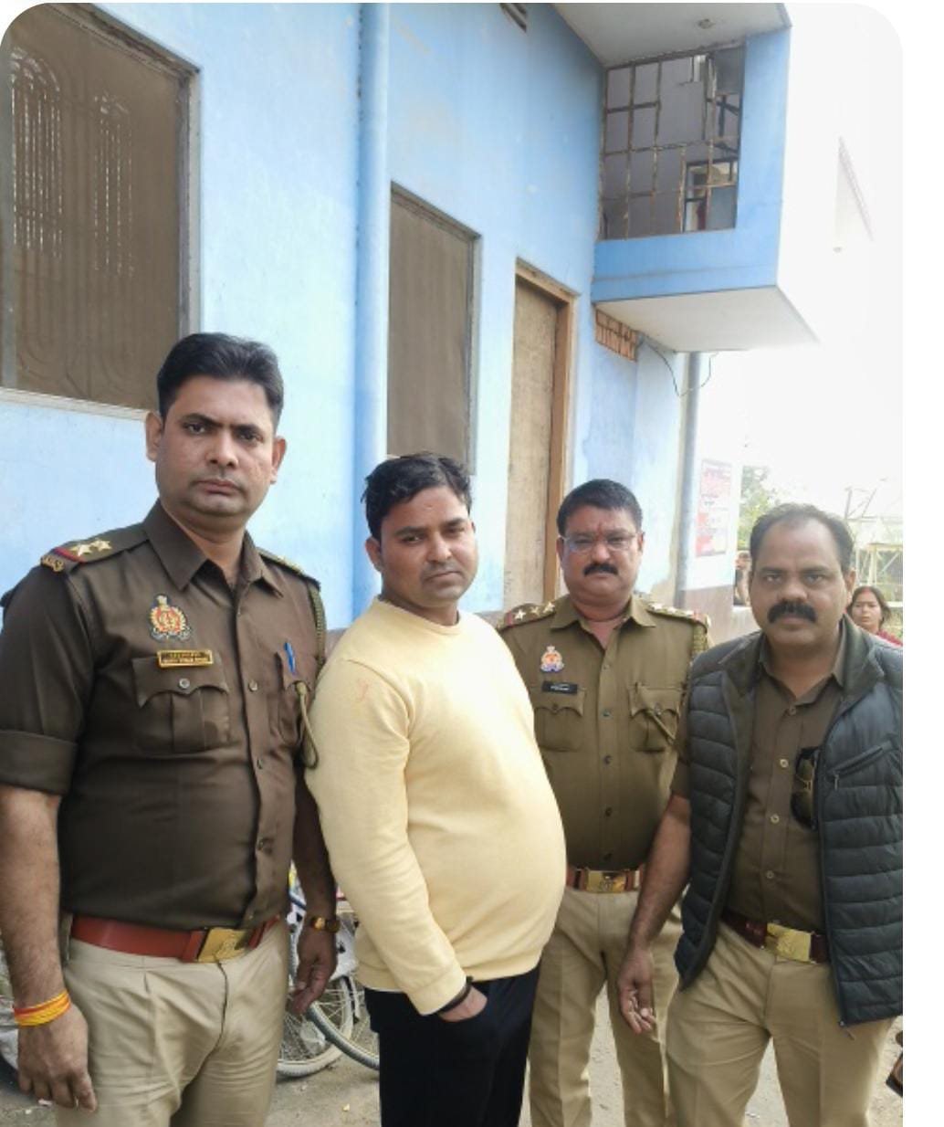 Chandauli News : जिला बदर के उलंघन में आरोपी ओमप्रकाश गुप्ता गिरफ्तार, कार्रवाई कर भेजा गया जेल, लुक-छिपकर इलाके रहता था आरोपी