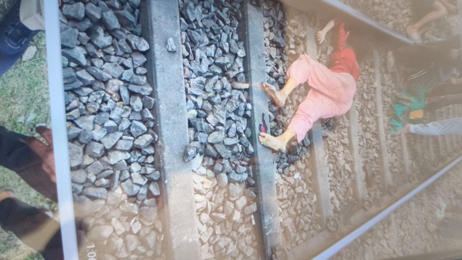 चंदौली में ट्रेन से कटकर किशोरी की मौत; घर से खेत मैं काम करने के लिए निकली थी किशोरी, रेलवे ट्रैक पार करने में हुआ हादसा