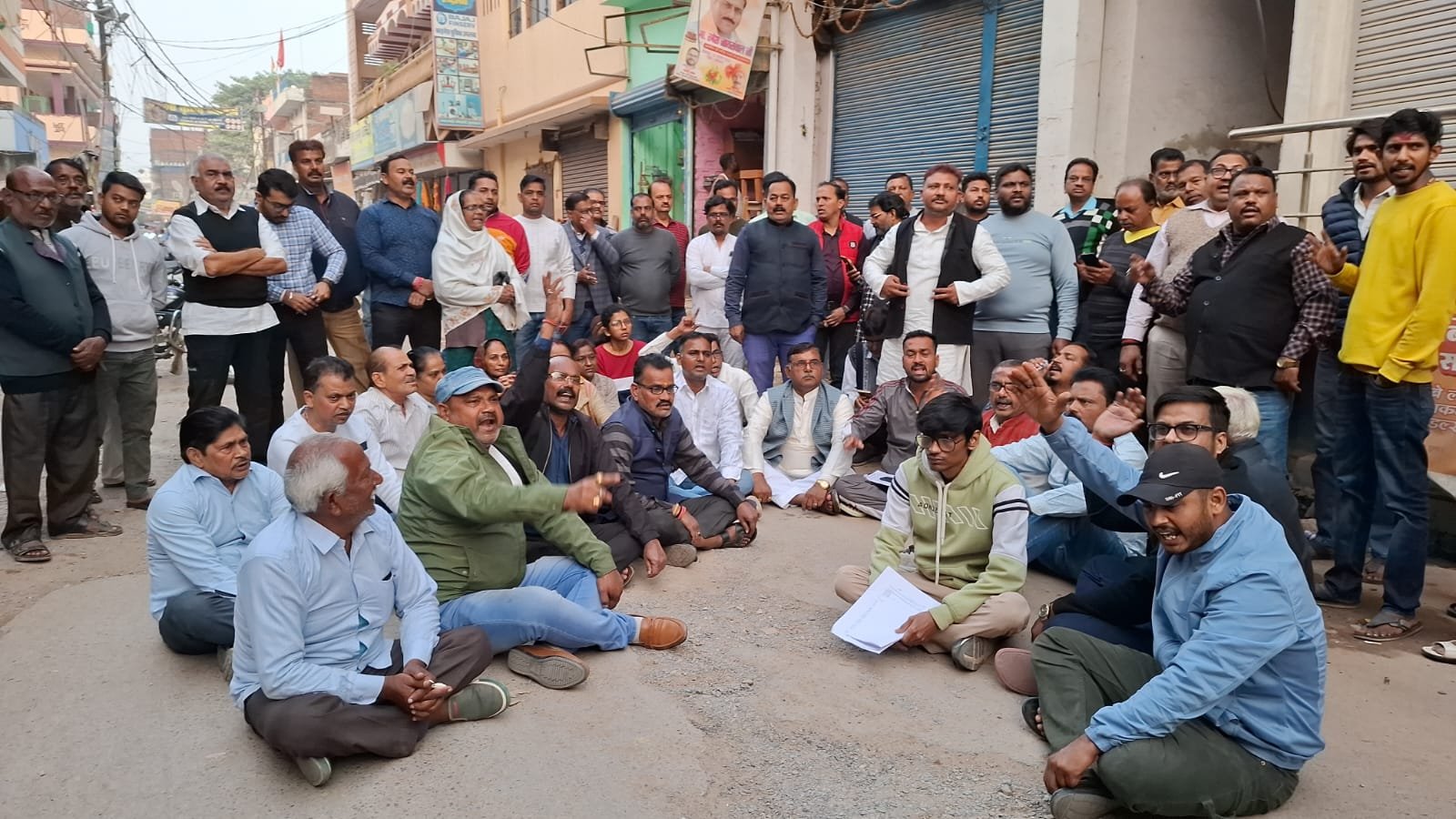 कथित तौर पर शुरु हुआ मनोज जायसवाल और ओमप्रकाश की गिरफ्तारी का विरोध, विधायक के आवास को घेरा, जाने कौन हैं हत्याकांड में जेल गए मनोज और ओमप्रकाश के लिए इनसाफ मांगने वाले!