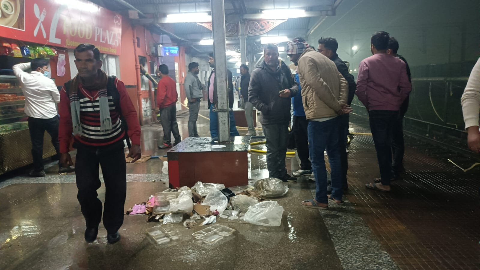 शॉर्ट सर्किट से कैंटीन में लगी आग, घंटे भर की मशक्कत के बाद पाया काबू, डीडीयू जंक्शन के प्लेटफार्म नंबर दो पर स्थित है फूड प्लाजा का कैंटीन