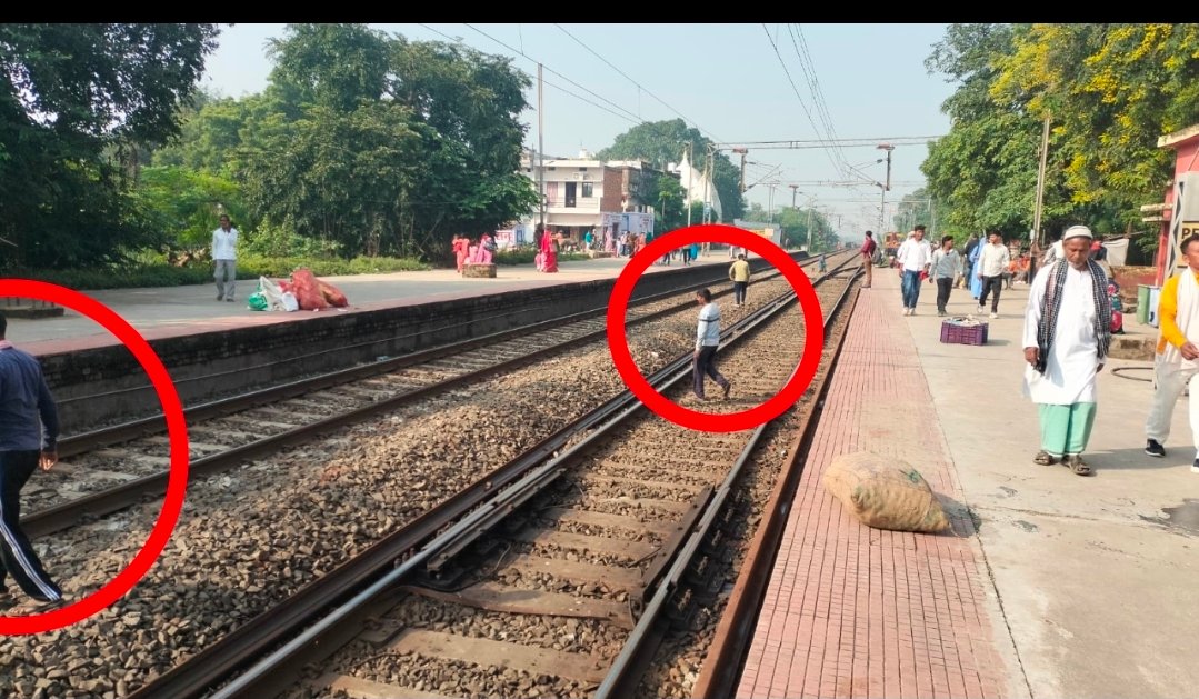 चुनार हादसे के बाद भी नहीं सुधरे यात्री, स्टेशन पर ट्रैक पार करना बना रोज का काम- जाने कहां का है मामला