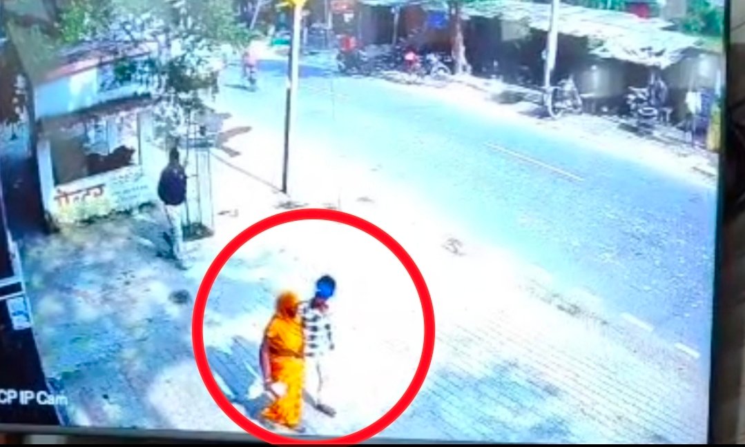 Chandauli News : धानापुर में महिला से सोने के बाली-मंगलसूत्र ठगे, CCTV में कैद हुए आरोपी, बज़ाऱ से लौट रही महिला से हुईं ठगी