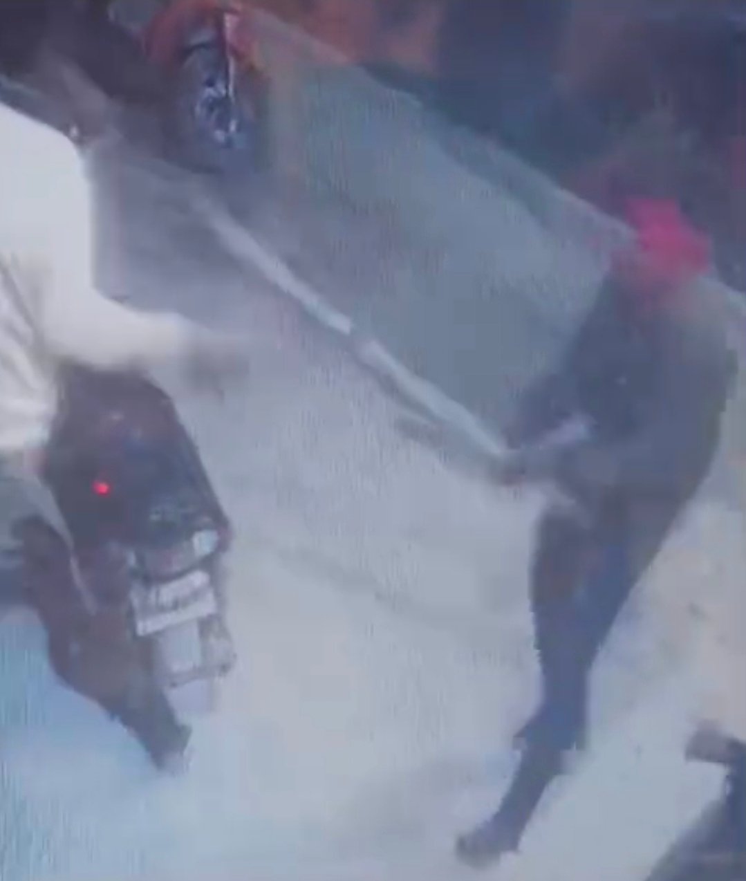 चंदौली में लाठी-डंडे से पीट कर युवक की हत्या, सैयदराजा पुलिस बताती रही एक्सीडेंट, सीसीटीवी में कैद हुई मारपीट की घटना— आरोपियों के खिलाफ परिजनों ने दी नामजद तहरीर