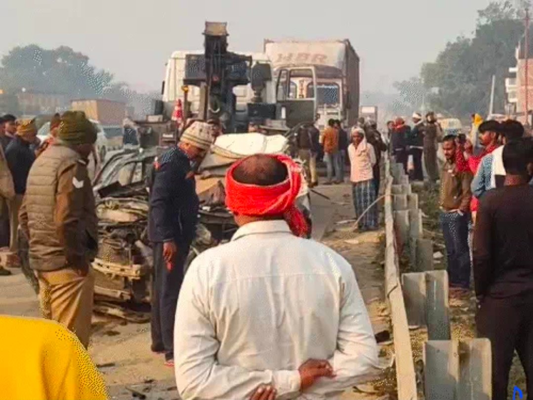 मिर्ज़ापुर के एनएच-19 पर दिल दहला देने वाला हादसा: प्रयागराज से लौट रही कार ने दो को रौंदा, खड़े ट्रक में घुसी, बाप-बेटे समेत चार की मौत, हाईवे पर मची अफरा-तफरी