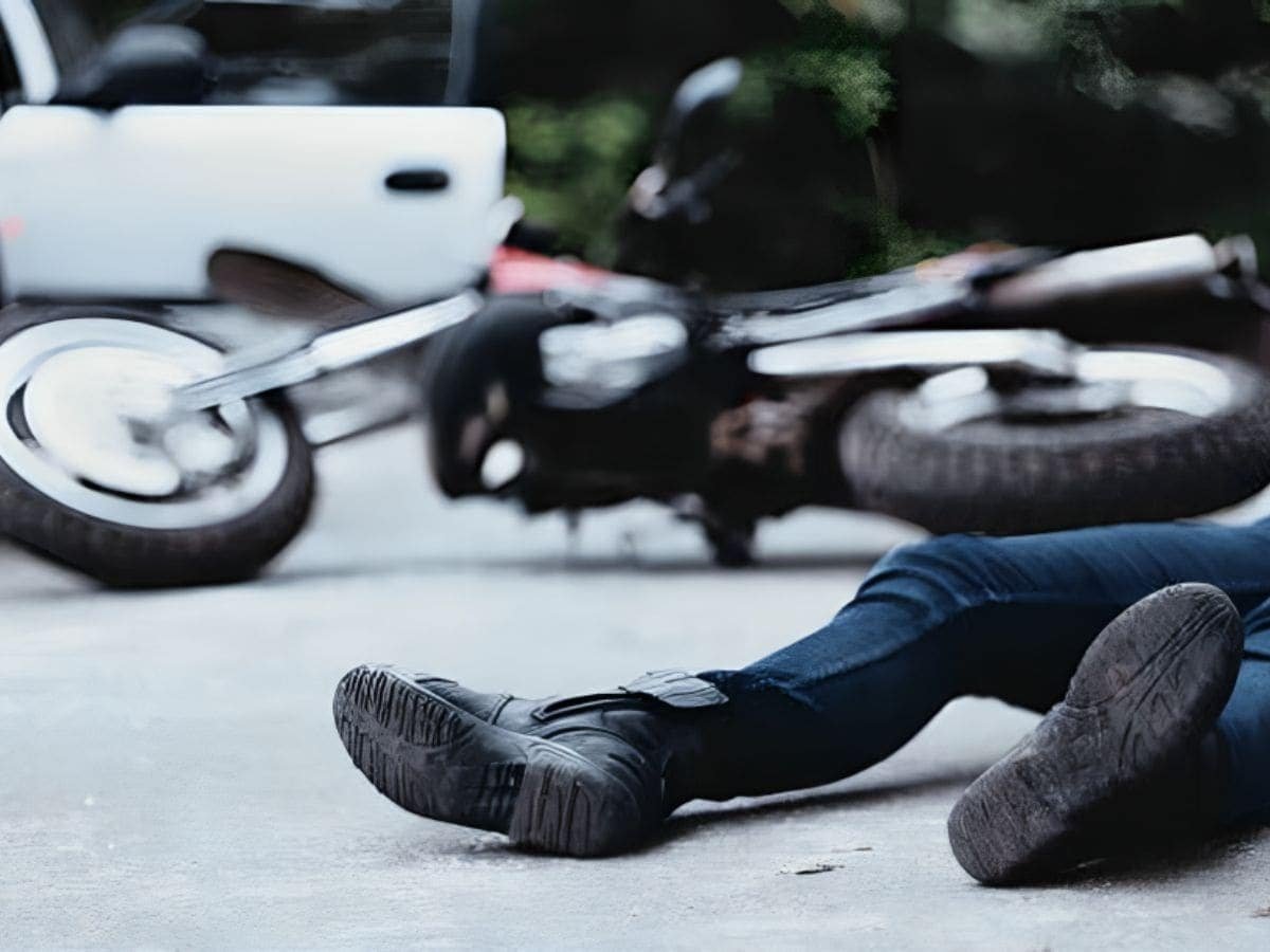 नेशनल हाइवे पर खड़े ट्रक में स्कूटी सवार युवक ने मारी टक्कर: हादसे में एक की मौत दूसरे का ट्रामा सेंटर में चल रहा है इलाज, तेज रफ्तार ने ली जान
