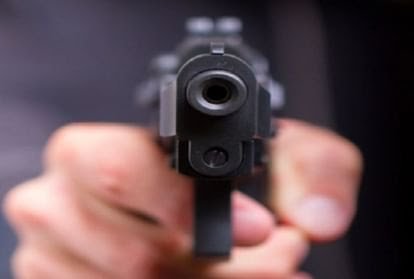 जौनपुर में बदमाशों ने युवक को मारी गोली, हालत नाजुक, ट्रामा सेंटर चल रहा इलाज, तीन हिरासत में