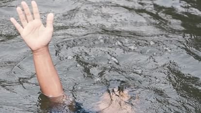 डोमरी घाट बना काल का घाट: 48 घंटे में चंदौली के तीन युवक डूबे, चार दोस्तों के साथ नहाने आए 23 वर्षीय करन को खींच ले गया पानी का भवर, आप भी जाते हैं डोमरी घाट तो हो जाएं सावधान, जाने क्या है खतरा