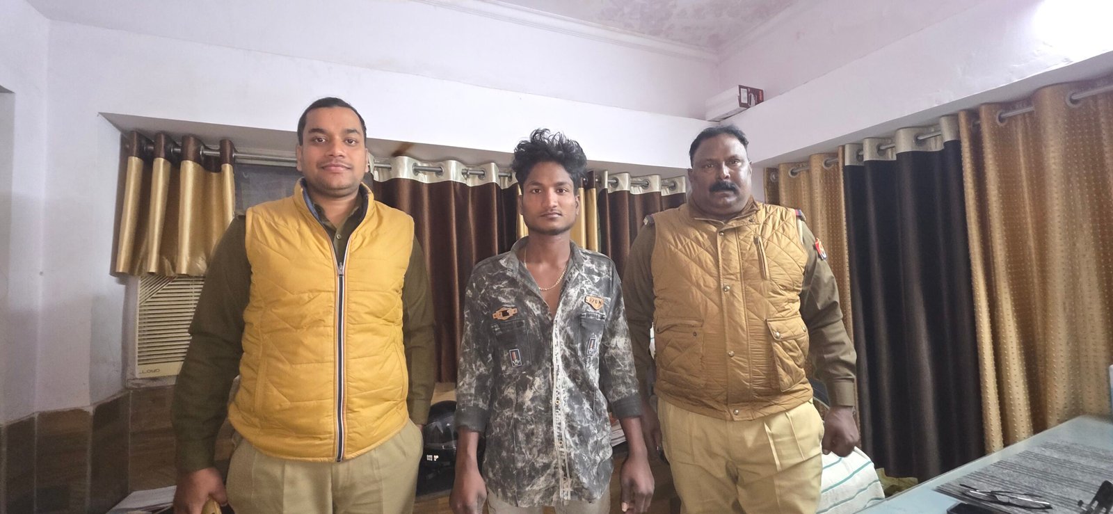 रेलवे स्टेशन पर बिछड़ा युवक, और फिर चंदौली पुलिस ने किया ऐसा कि आप भी जानने को हो जायेंगे मजबूर, क्या है पूरा मामला?