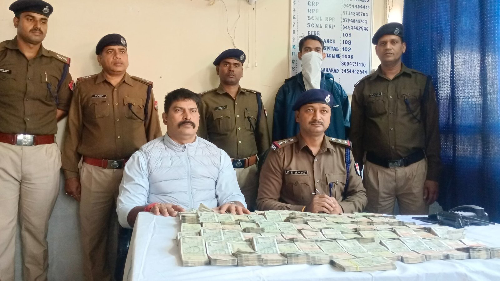 पंडित दीनदयाल स्टेशन से फिर 35 लाख की नकदी के साथ आरपीएफ ने एक तस्कर को पकड़ा, आरोपित को आयकर विभाग को सौंपा