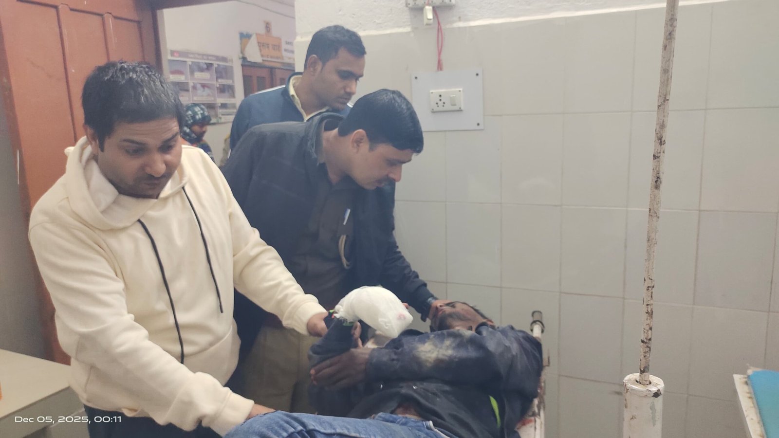 शहाबगंज इलाके में देर रात सड़क हादसा: अज्ञात वाहन की टक्कर से युवक गंभीर रूप से घायल, जिला अस्पताल में चल रहा है इलाज