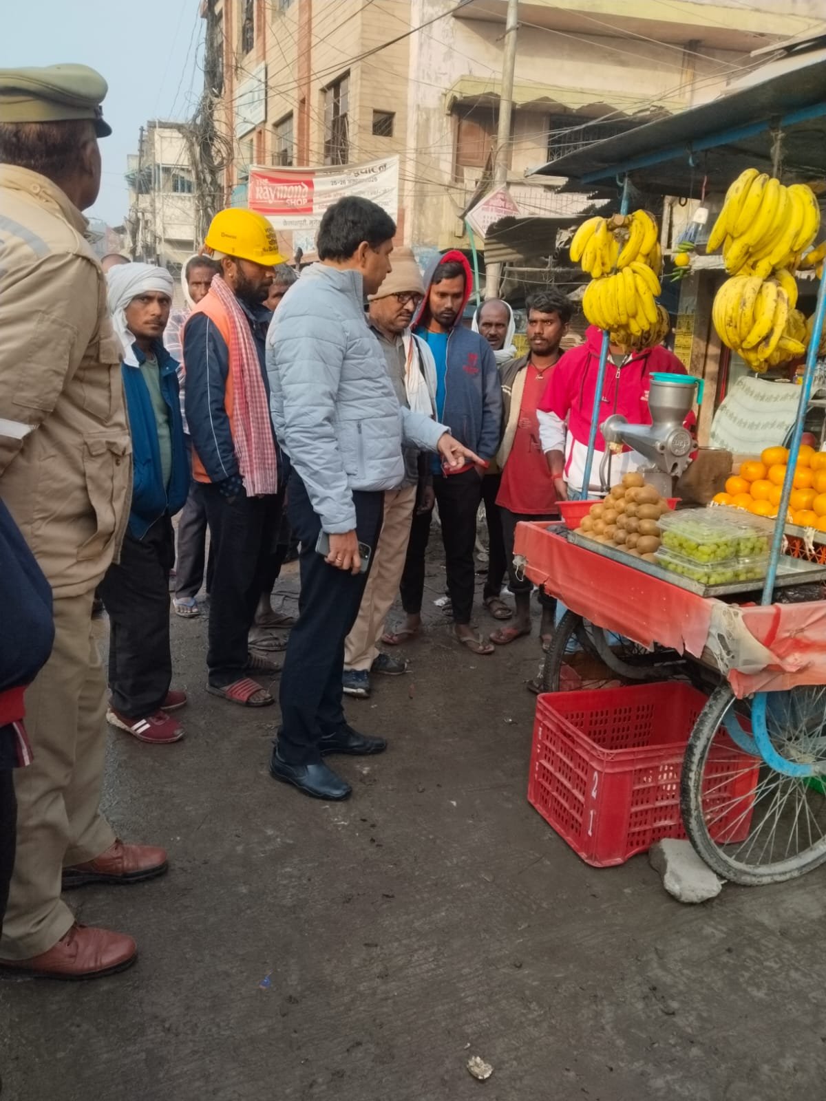 मुगलसराय कस्बे के सड़क और खुले में कूड़ा फेंकने वालों की खैर नहीं…नगर पालिका हुआ गंभीर, सबूत मिलने पर होगी कड़ी कारवाई : EO राजीव मोहन सक्सेना