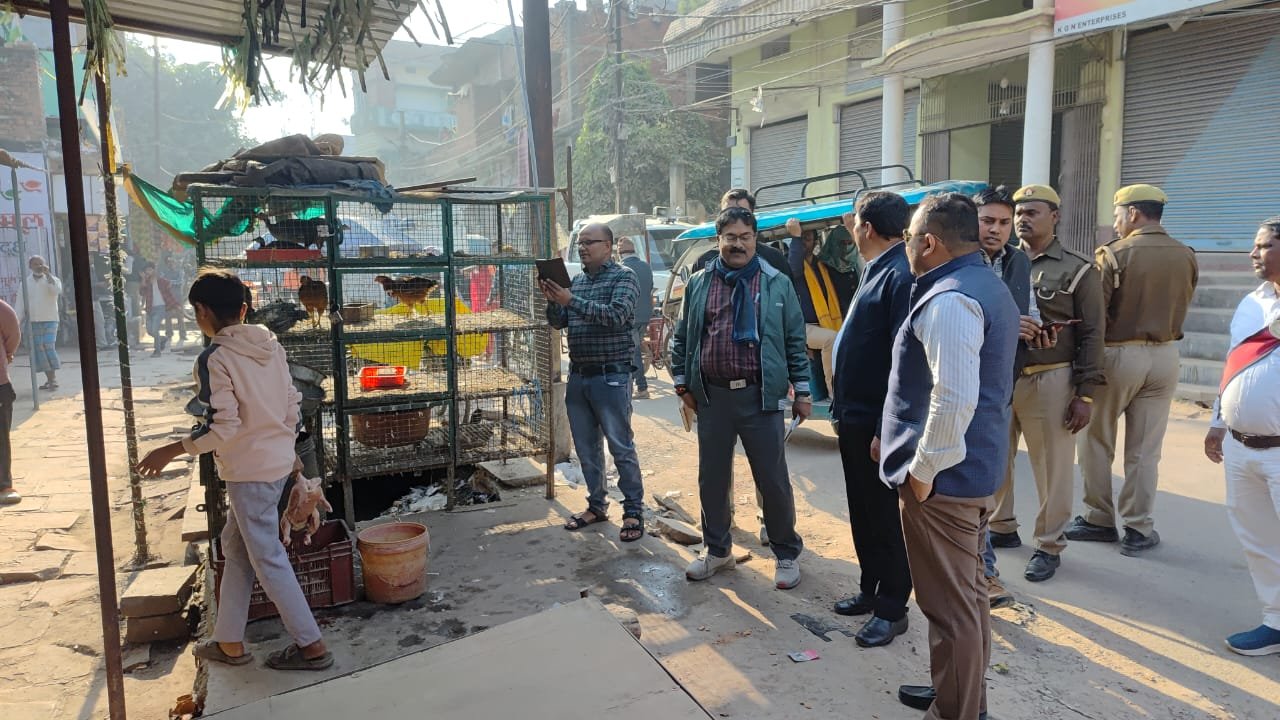मुगलसराय इलाके में अवैध मीट दुकानों पर चला प्रशासन का डंडा: बिना लाइसेंस के आधा दर्जन अवैध दुकानें हुईं सीज, एसडीएम अनुपम मिश्रा और ईओ ने की कार्रवाई