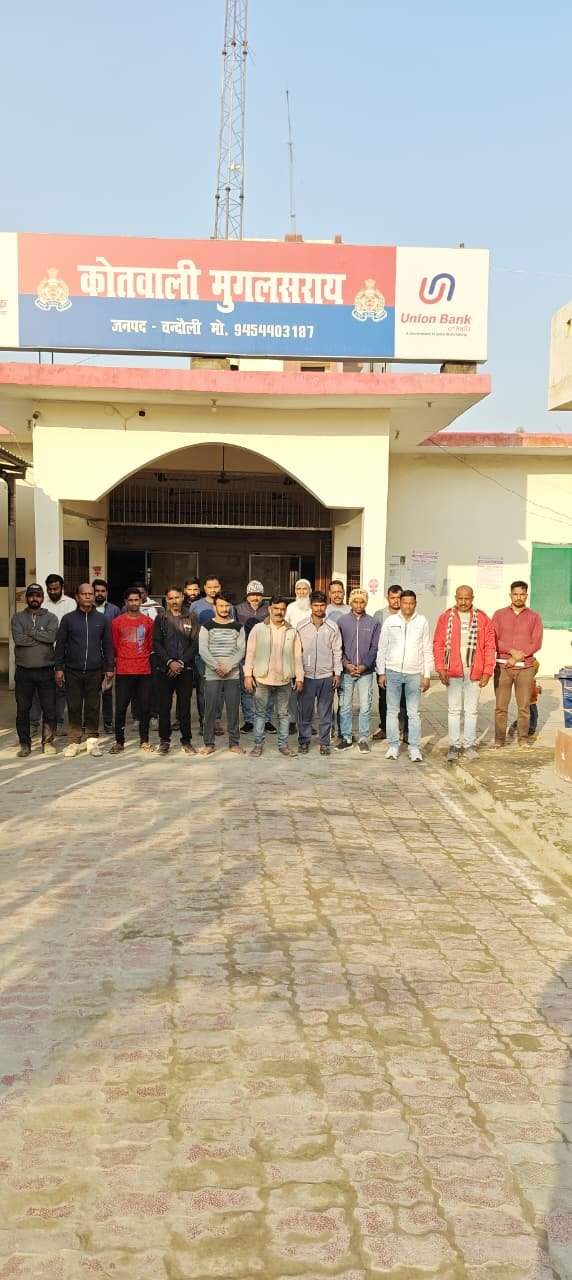 मुग़लसराय कोतवाली पुलिस ने लगाई हिस्ट्रीशीटरों की क्लास, दी चेतावनी