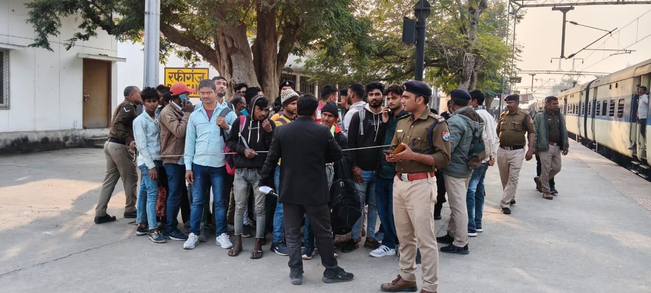 सासाराम और रफीगंज रेलवे स्टेशन पर विशेष टिकट चेकिंग अभियान में 3 लाख 83 हज़ार वसूला गया जुर्माना, प्लेटफॉर्म सहित ट्रेनों में हुई सघन जांच