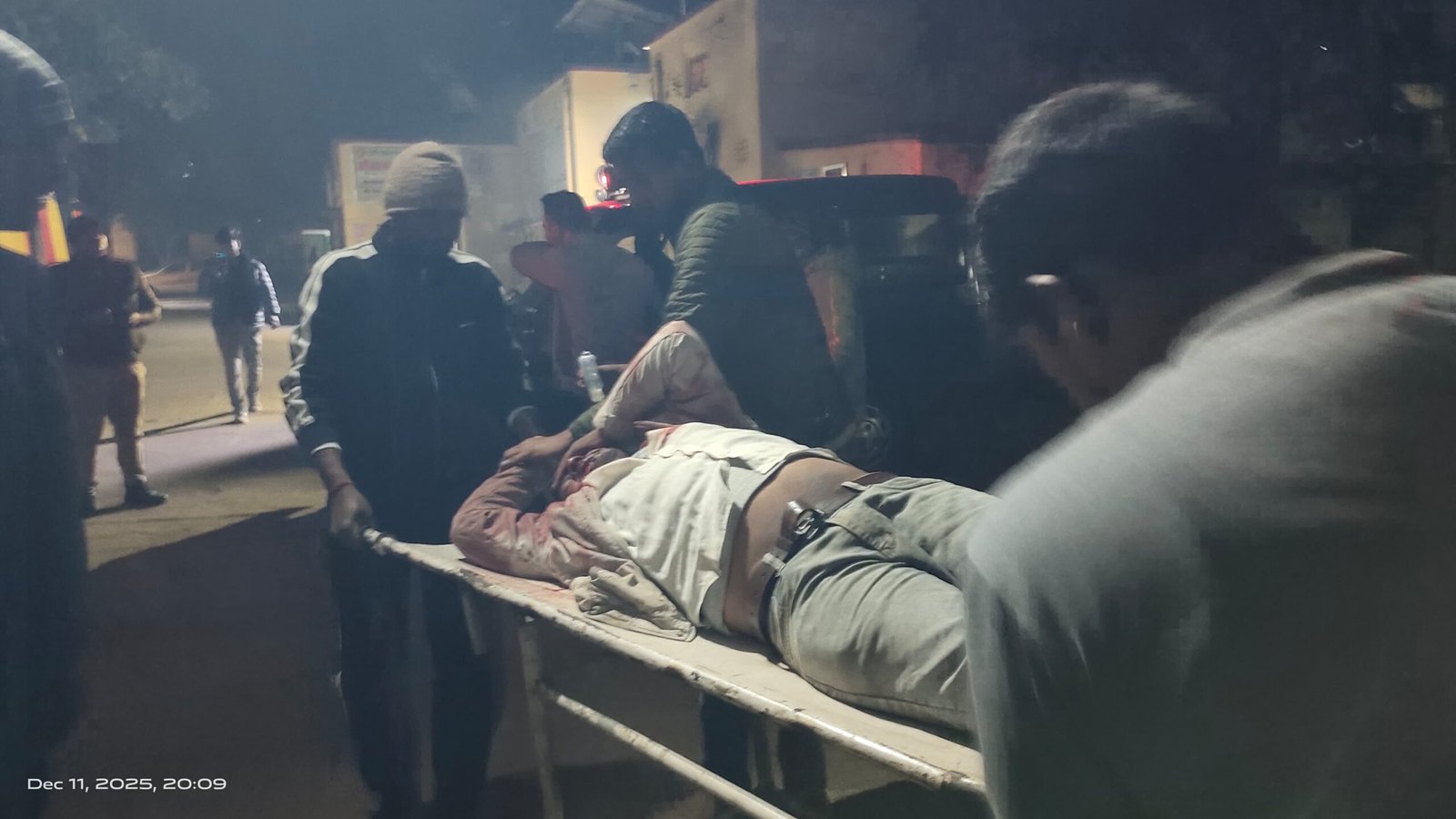 सड़क हादसे बाइक सवार युवक हुआ गंभीर: नवनिर्मित गेट से टकराया मोटरसाइकिल सवार युवक, ट्रामा सेंटर रेफर