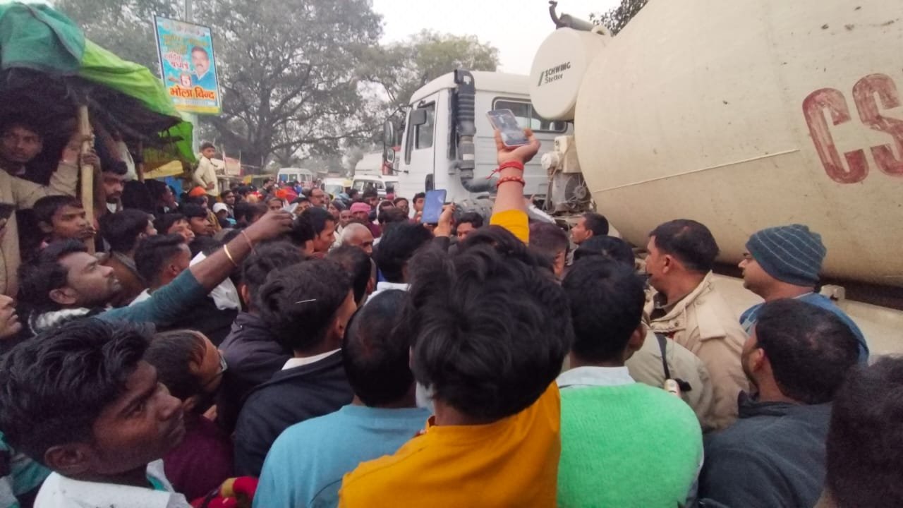 चंदौली के बबुरी इलाके में फिर दर्दनाक हादसा: मिक्सर मशीन की चपेट में आने से साइकिल सवार वृद्धि की मौत, पुलिस हिरासत में चालक