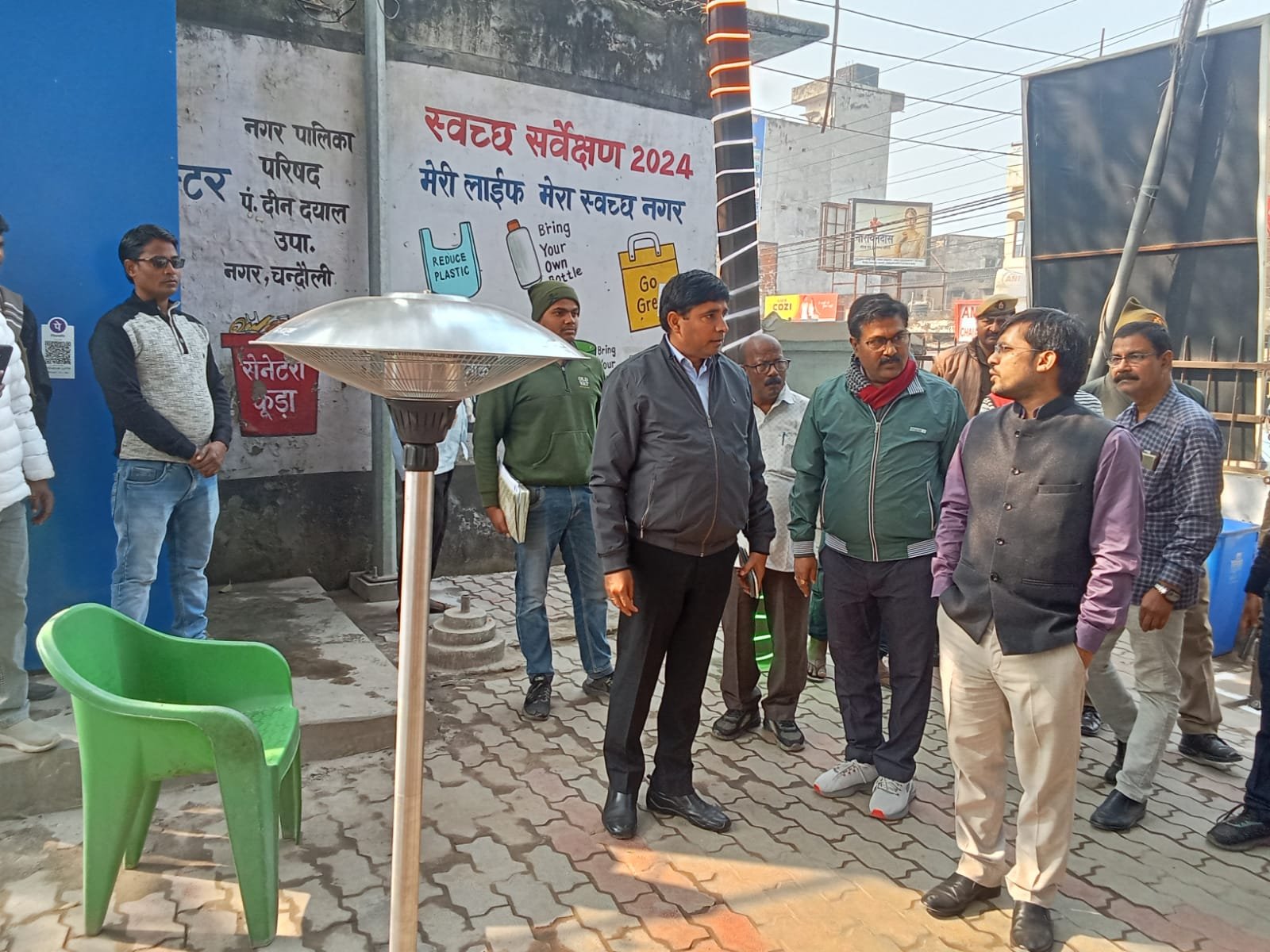 चंदौली जिलाधिकारी रैन बसेरा का किया आकस्मिक निरीक्षण, व्यवस्था दुरुस्त करने का दिया निर्देश—