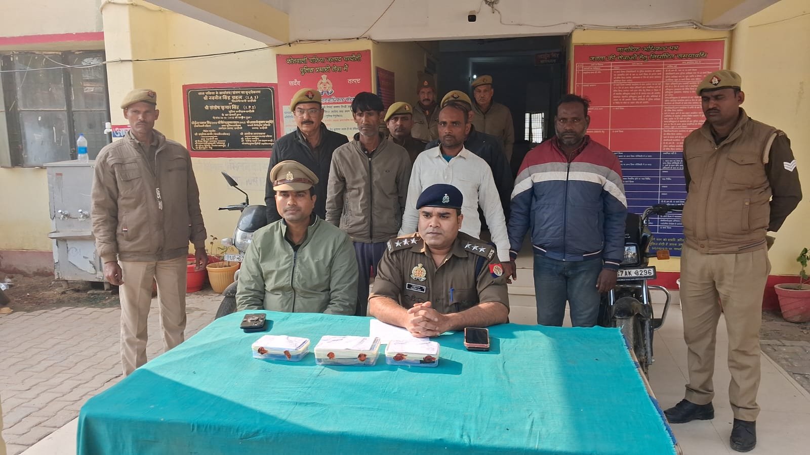 चंदौली में ठगी करने वाले तीन अरेस्टः चांदी के सिक्के का लालच देकर ठगे थे दो लाख रुपये, मिर्जापुर के पड़री से हेतिमपुर बुलाकर किए थे ठगी