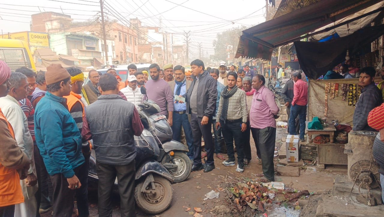 Chandauli News : मुगलसराय कस्बे में दुकानदारों की मनमानी पर नगर पालिका प्रशासन ने चलाया अतिक्रमण हटाओ अभियान, कई दुकानदारों को जुर्माना भी लगाया