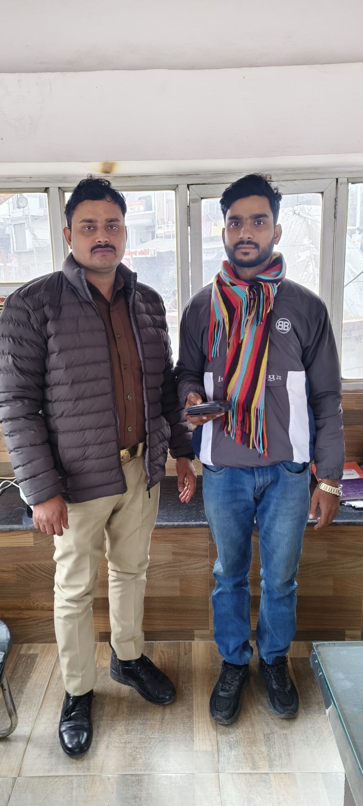 Chandauli News: चकिया तिराहे पिकेट पर तैनात कांस्टेबल अभिषेक कुमार ने बाइक सवार युवक का लौटाया पर्स, पर्स पाकर चंदौली पुलिस का शुक्रिया किया अदा