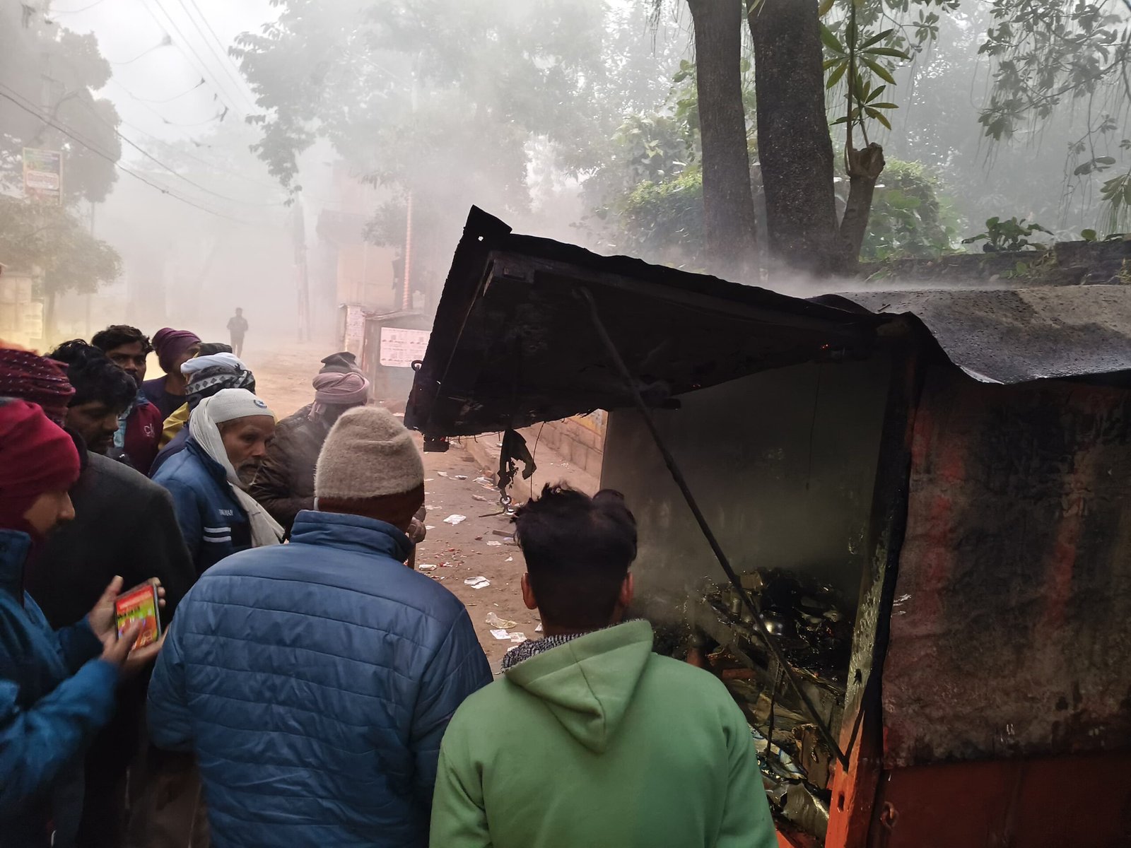 चकिया एसडीएम आवास के पास अज्ञात कारणों से गुमटी में लगी आग: टला बड़ा हादसा, लाखों का नुकसान