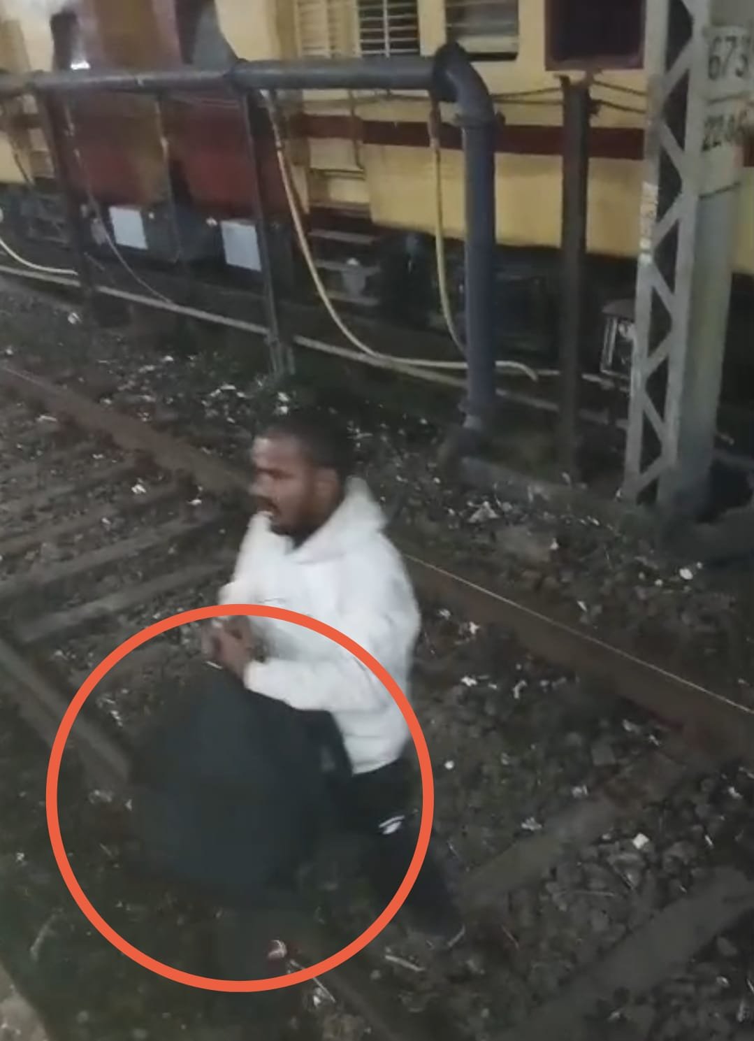 डीडीयू जंक्शन से फल-फूल रही शराब तस्करी ? आरपीएफ की भूमिका पर उठ रहा गंभीर सवाल. बिहार तक पहुंच रही रोजाना लाखों की शराब… पढ़े P7 न्यूज़ की विशेष खबर