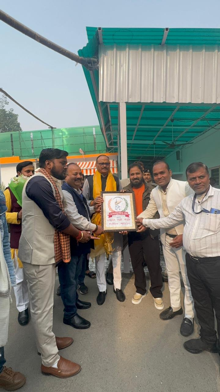 चंदौली में पत्रकार भवन मांग को लेकर उप-मुख्यमंत्री बृजेश पाठक से मिला प्रेस क्लब संगठन, पदाधिकारियों को उप-मुख्यमंत्री ने दिया आश्वासन