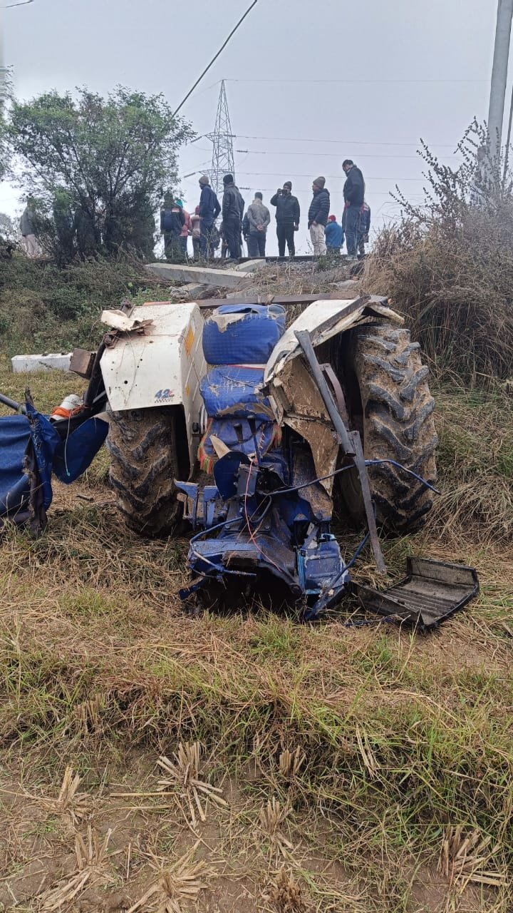 पैसेंजर ट्रेन की ट्रैक्टर से भीषण टक्कर, 500 मीटर तक घसीटा, पंडित दीनदयाल रेल मंडल आरा–गढ़हनी रेलवे क्रॉसिंग पर हुआ दुर्घटना