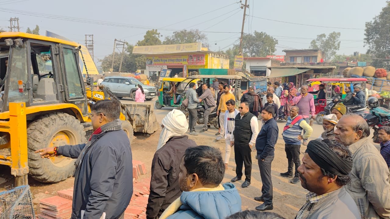 Chandauli News : मुगलसराय-पड़ाव इलाके में अवैध मीट दुकानों पर फिर चला प्रशासन का डंडा: बिना लाइसेंस के एक दर्जन अवैध दुकानें हुईं सीज, एसडीएम अनुपम मिश्रा और ईओ की कार्रवाई से हड़कंप